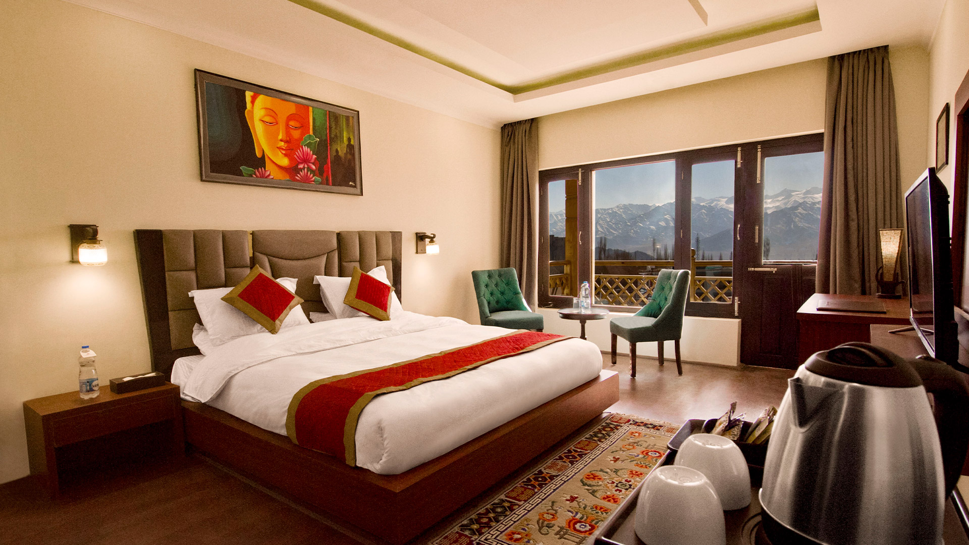 luxury suites room near pangong lake